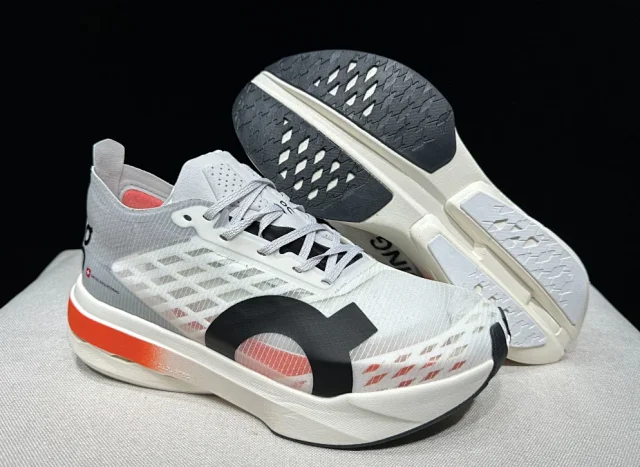 On Sneakers Cloudspike Amplius product detail image 11