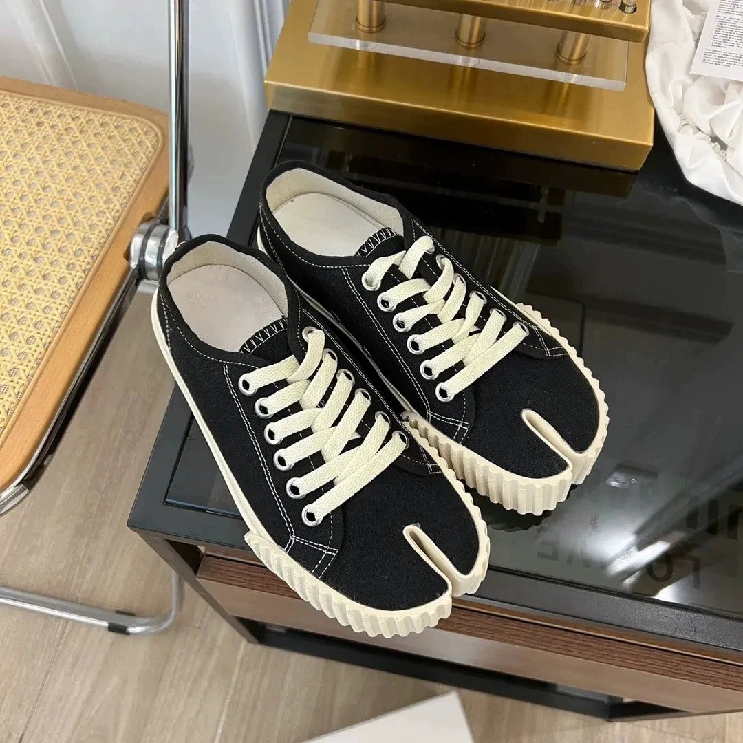 MM6 Maison Margiela Sneakers Tabi Split-Toe Canvas — 05