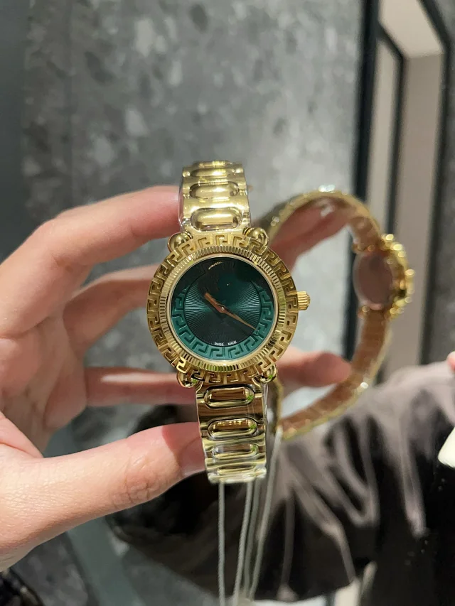 Versace Watches Medusa Motif Greek Key Bezel Metal Bracelet Watch product detail image 4