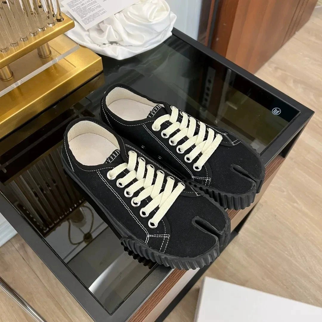 MM6 Maison Margiela Sneakers Tabi Split-Toe Canvas — 02
