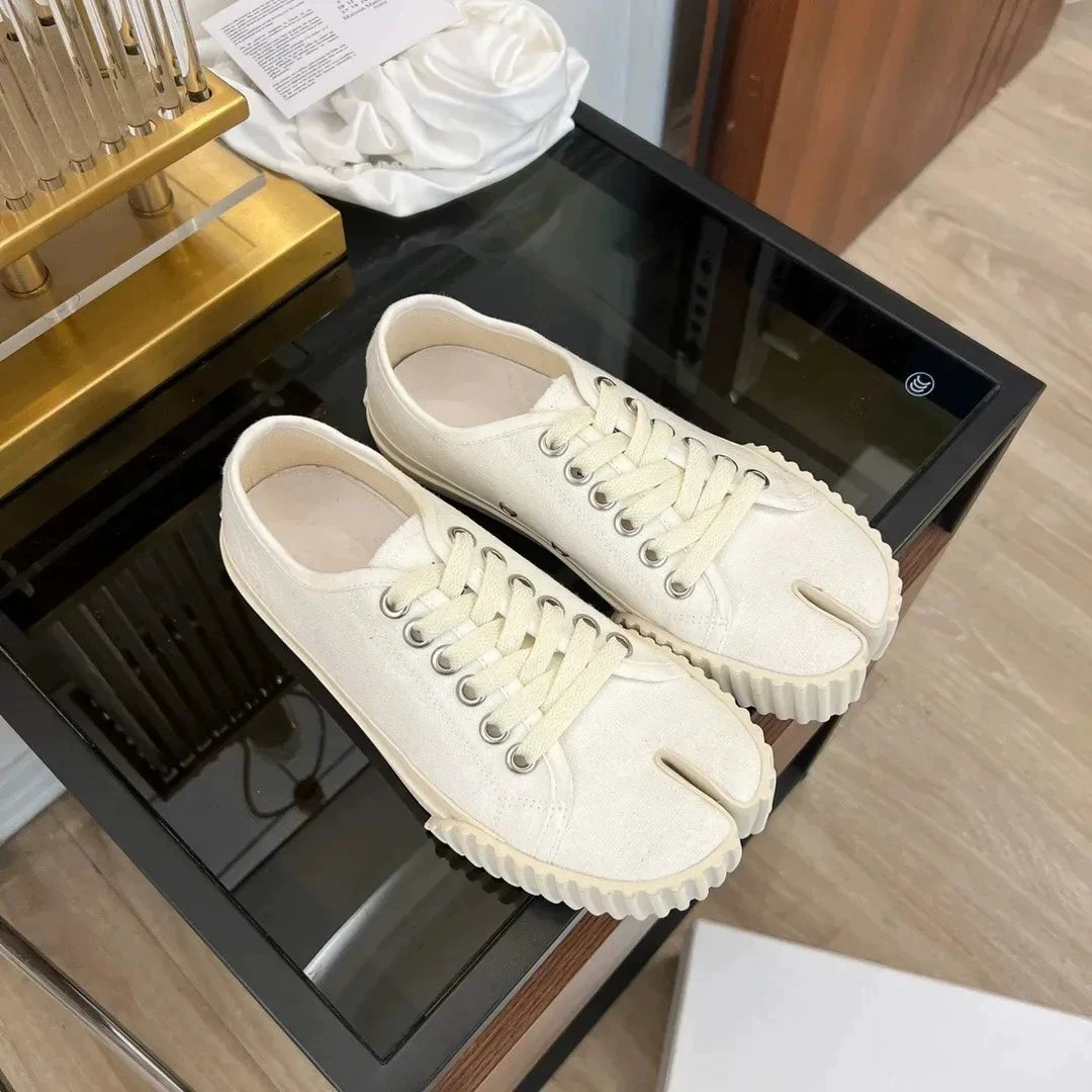 MM6 Maison Margiela Sneakers Tabi Split-Toe Canvas — 04