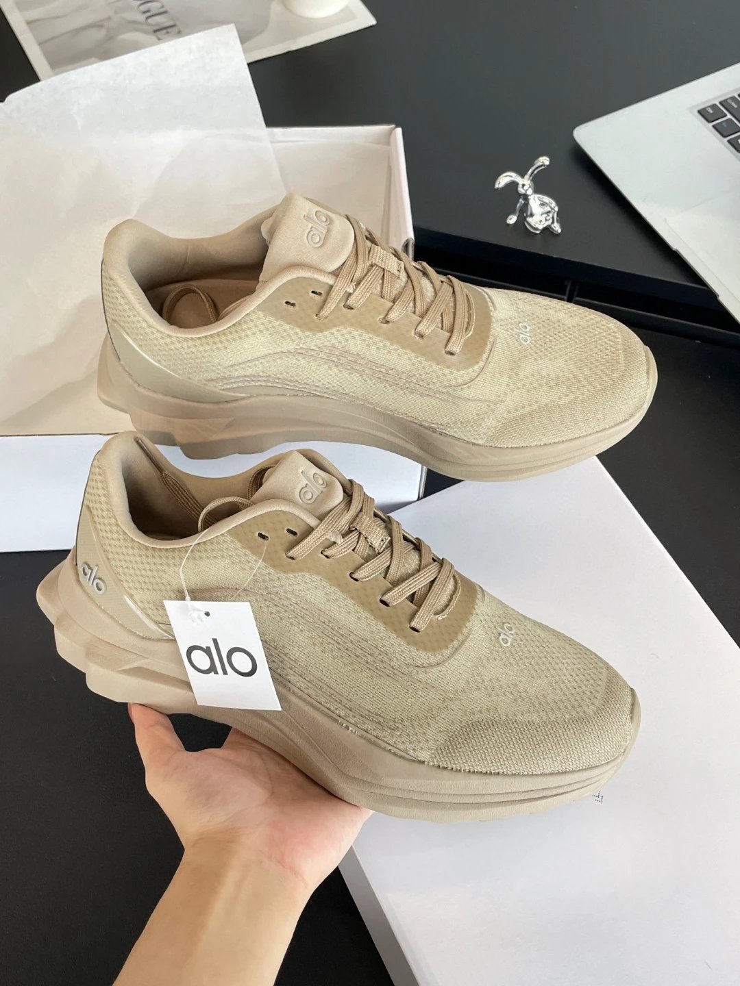 Alo Sneakers Runner — Gravel color