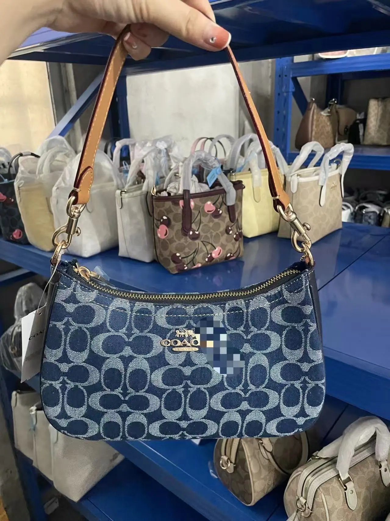 Coach Shoulder Bags Signature canvas chain-strap bag — Xianglei Light Blue "Flying Machine Box Gift Bag"》