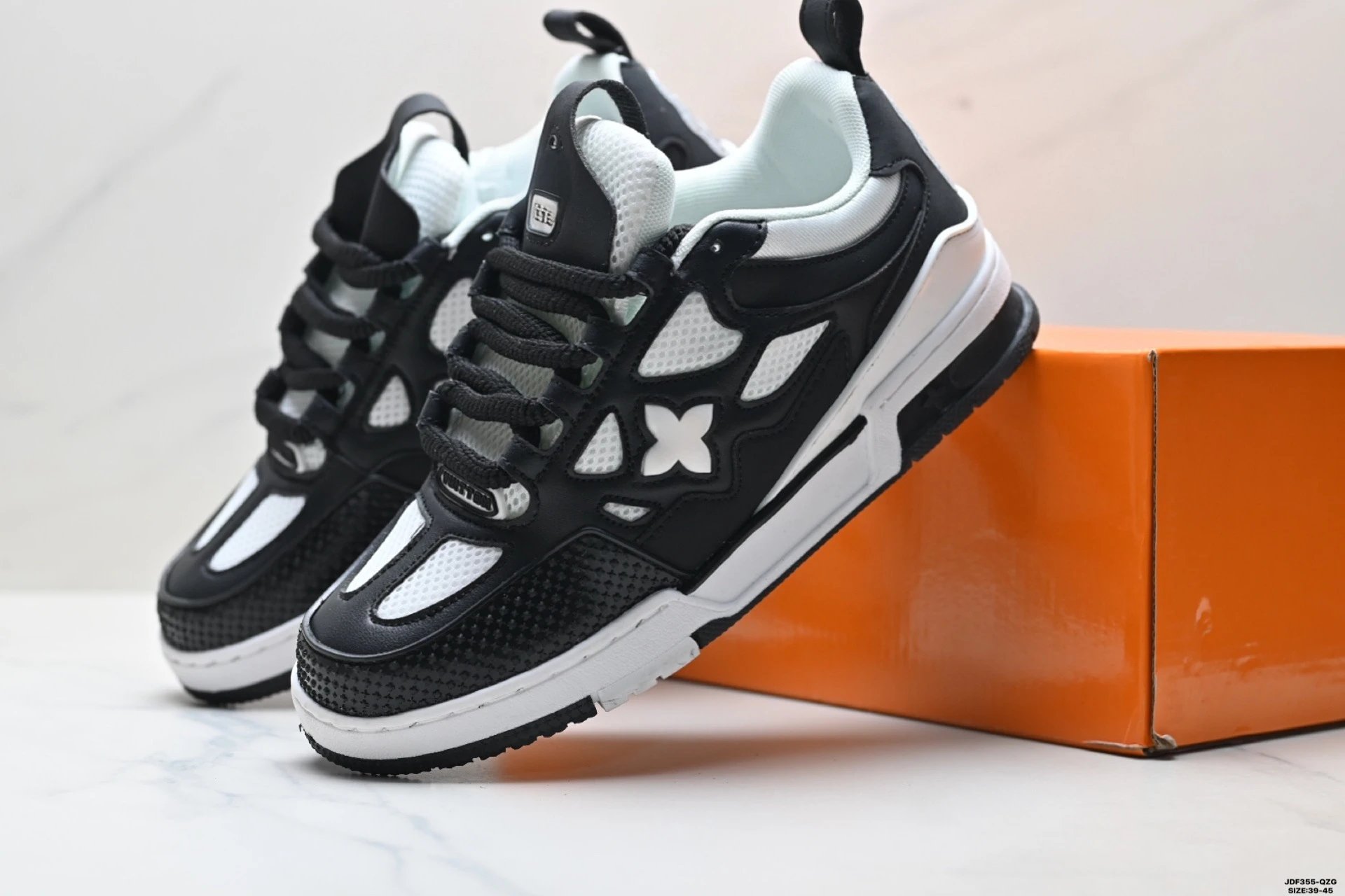 Louis Vuitton Sneakers Low-Top Lace-Up — 24
