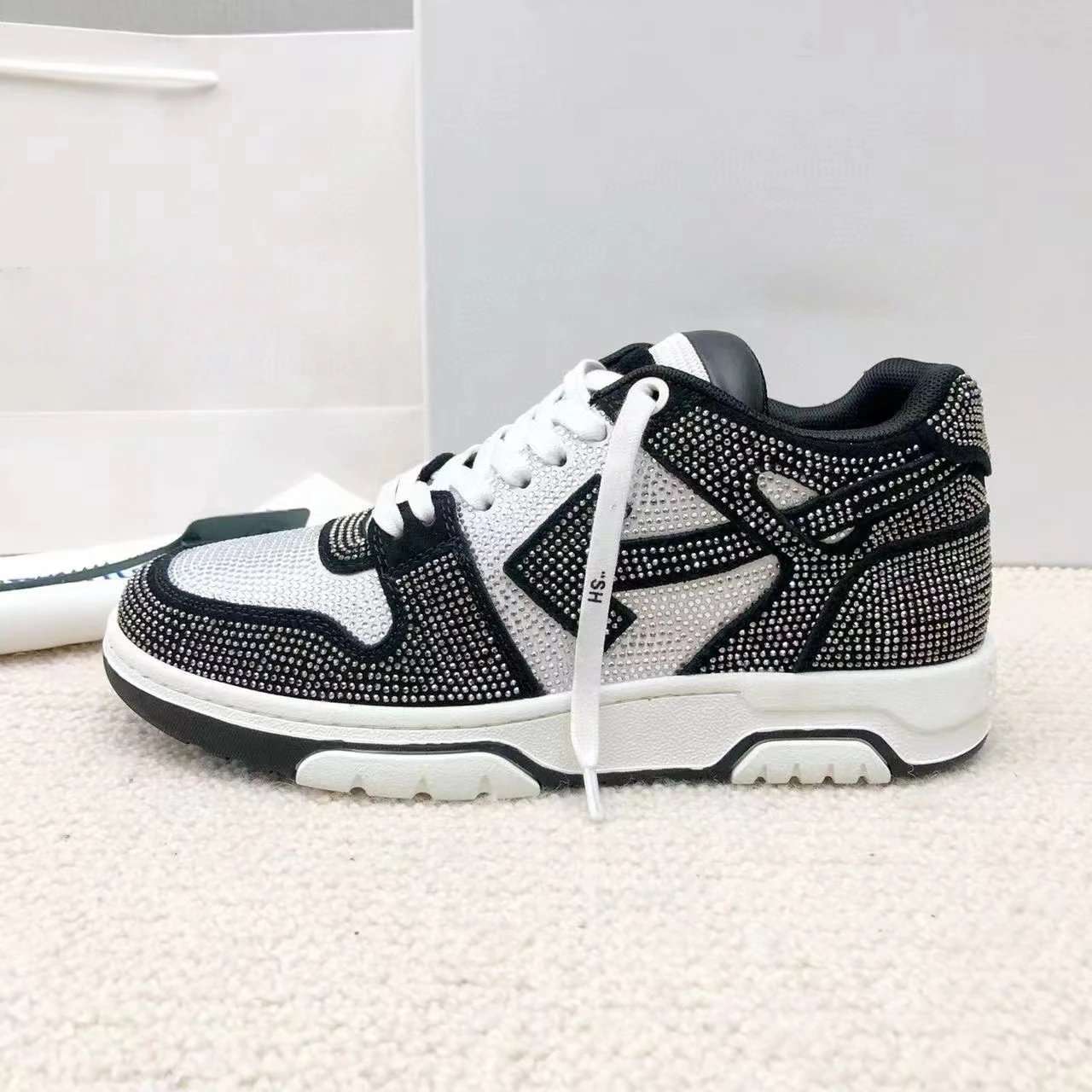 Off-White Sneakers Rhinestone Arrow Low-Top — 1