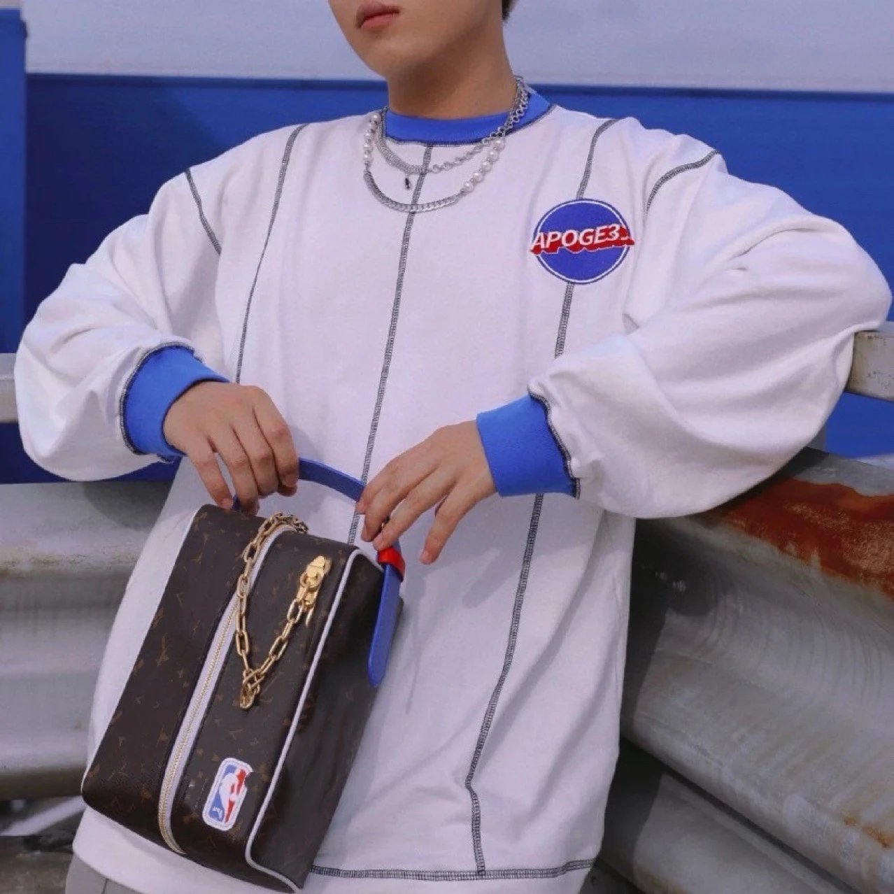 NBA Travel Bags Logo Chain-Detail Zip Cosmetic Bag image 3