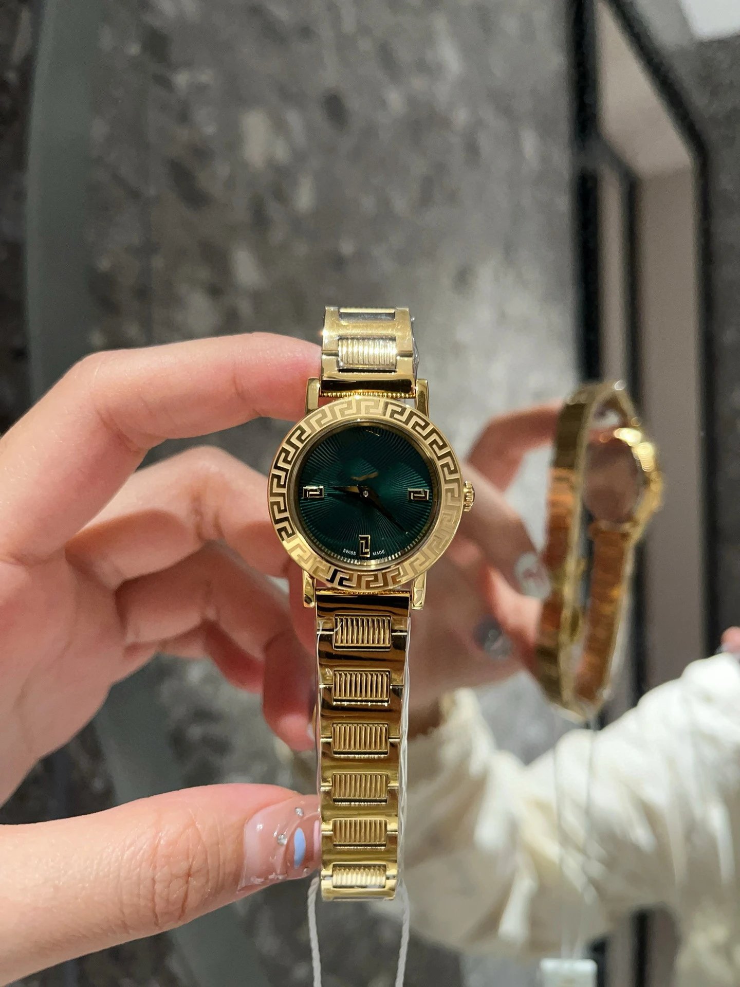 Versace Watches Medusa Motif Greek Key Bezel Metal Bracelet Watch — 9+Counter gift box packaging