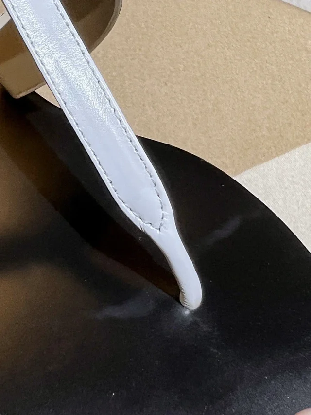Gucci Sandals Flat thong with Double G hardware product detail image 15