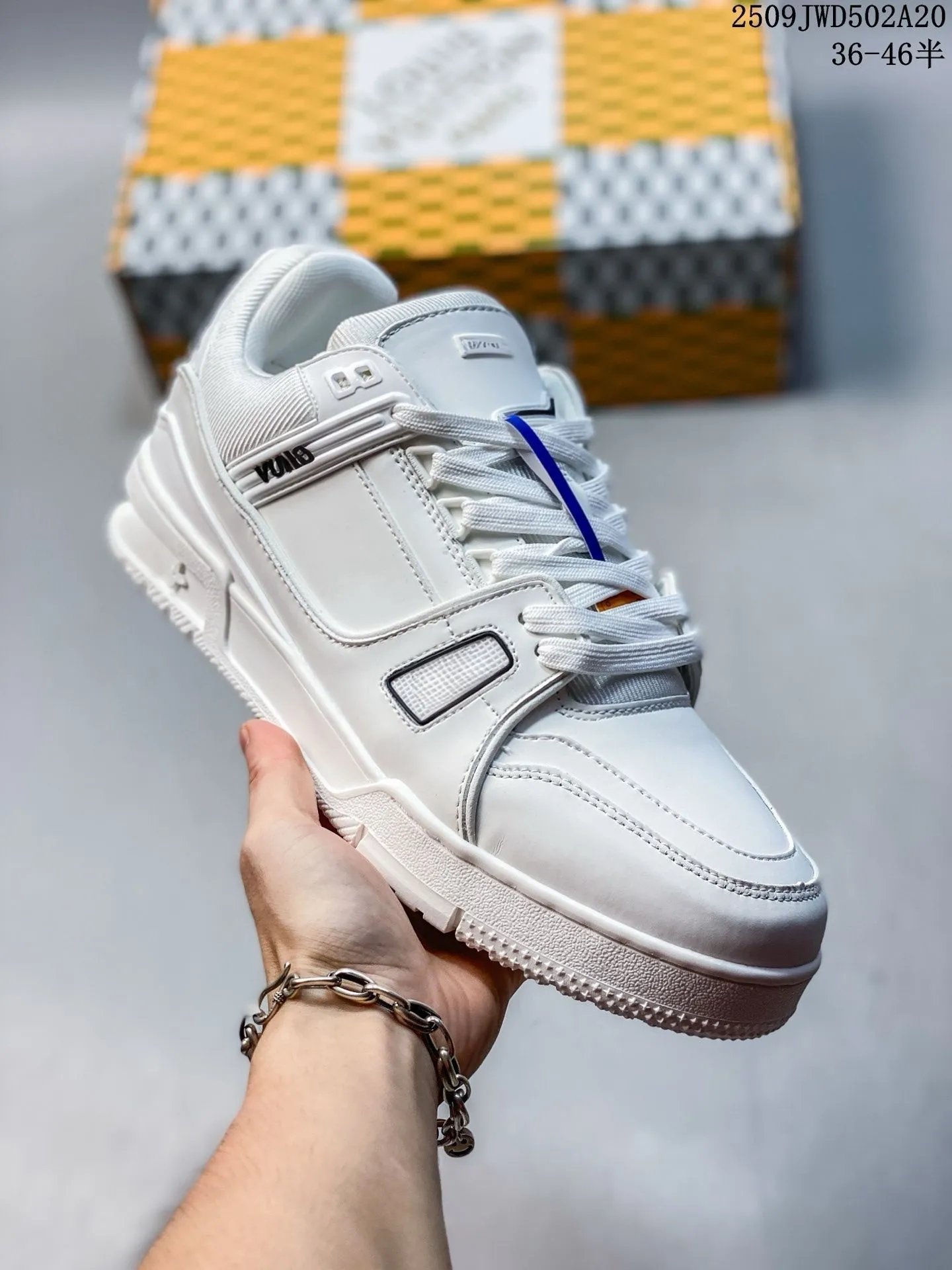 Louis Vuitton Sneakers Low-Top Lace-Up — 28