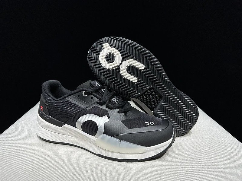 On Sneakers THE ROGER Pro 2 tennis — Black and white