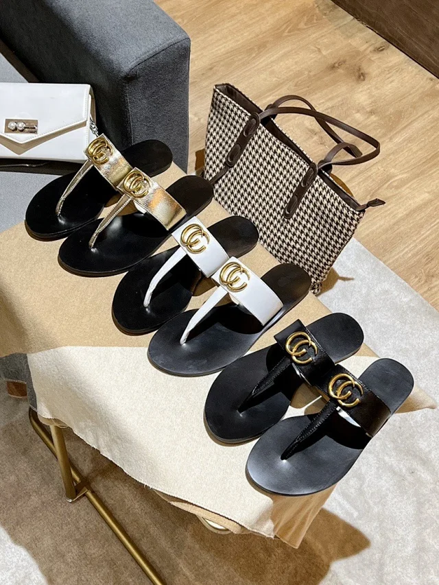 Gucci Sandals Flat thong with Double G hardware product detail image 2
