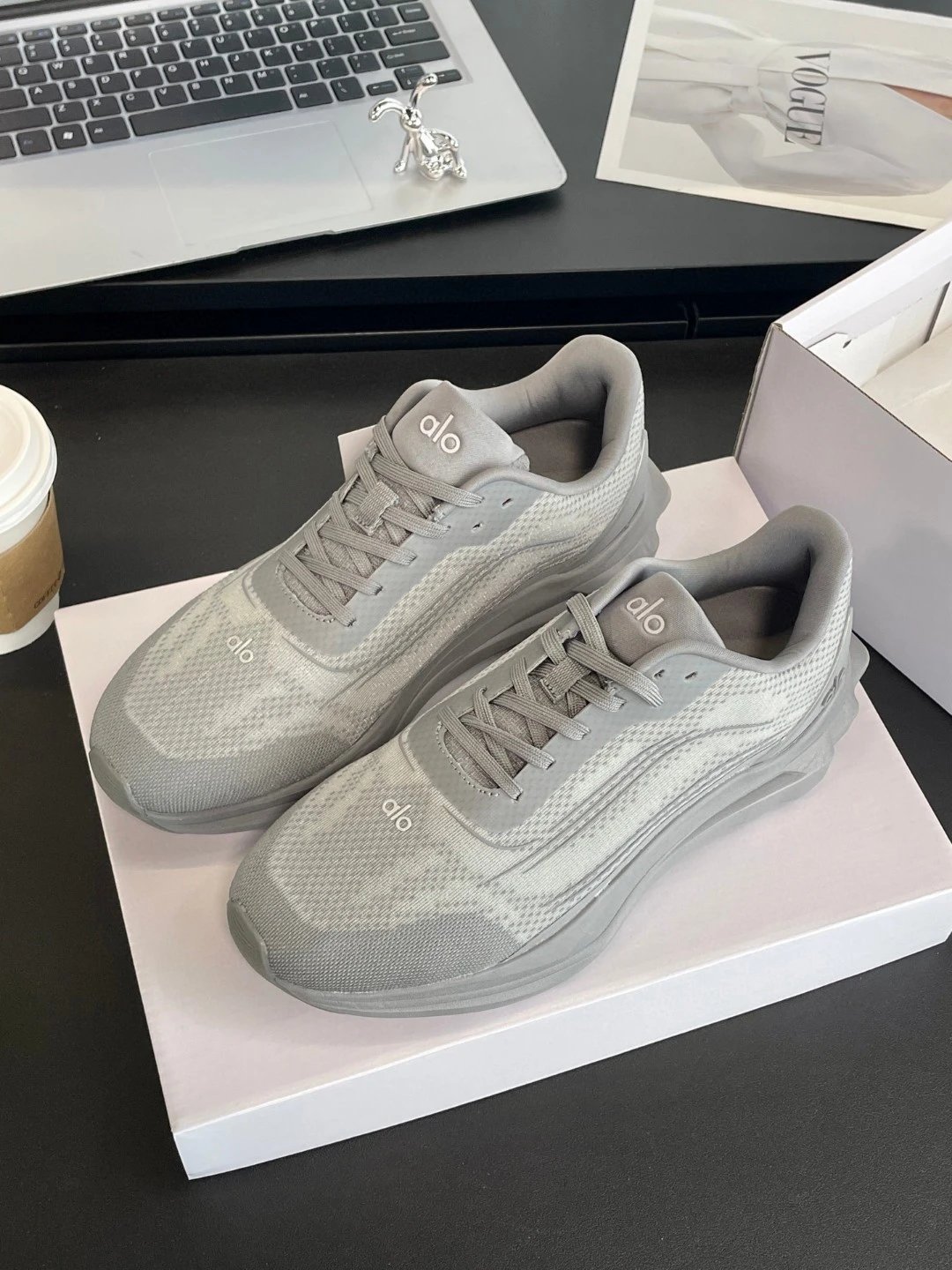Alo Sneakers Runner — gray