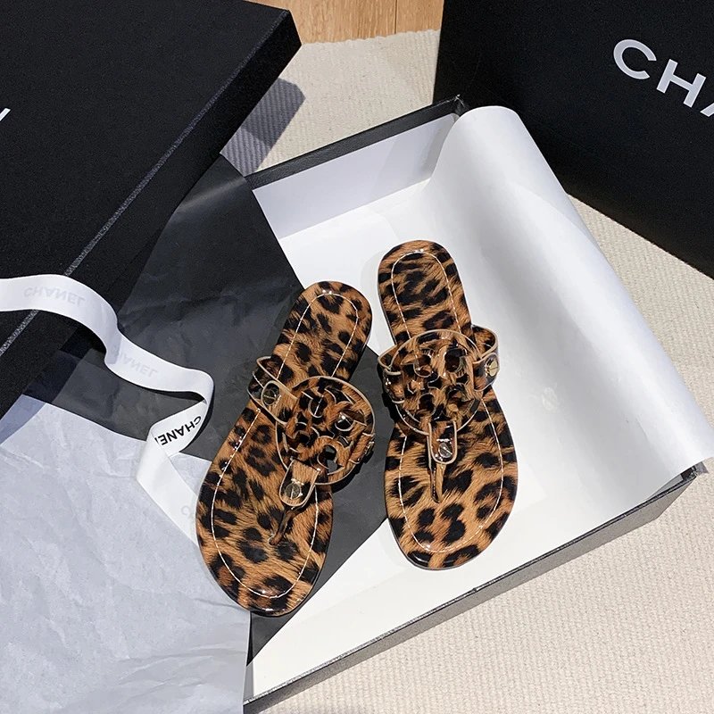 Tory Burch Sandals Double-T Logo Thong Flat — Leopard-print gloss