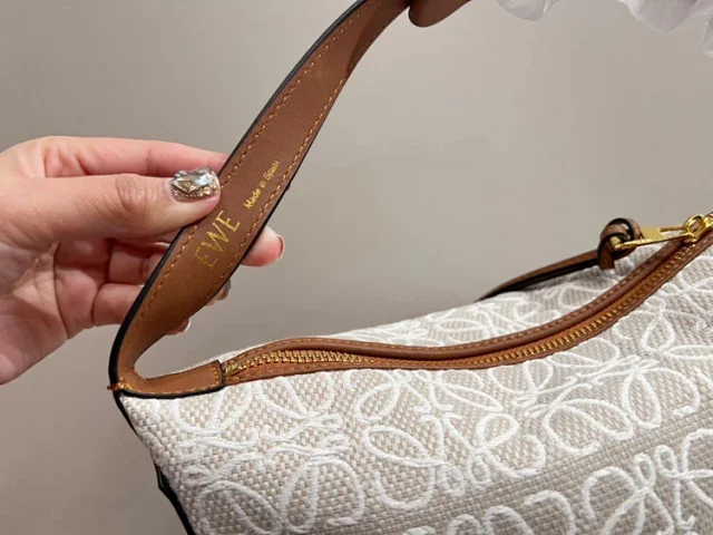 Loewe Shoulder Bags Anagram jacquard zip-top bag product detail image 10