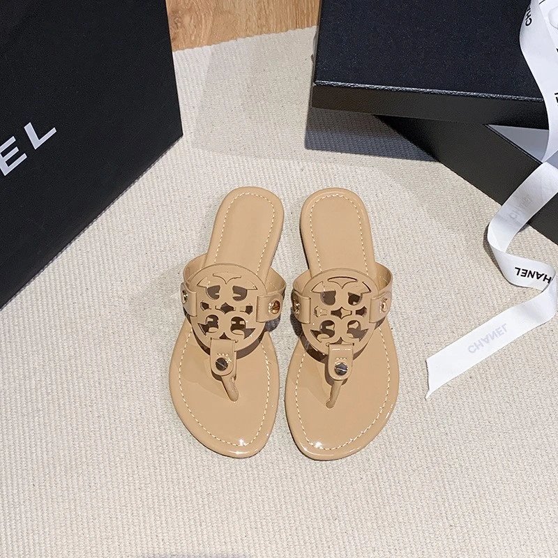 Tory Burch Sandals Flat thong with cutout double-T medallion — Apricot patent leather