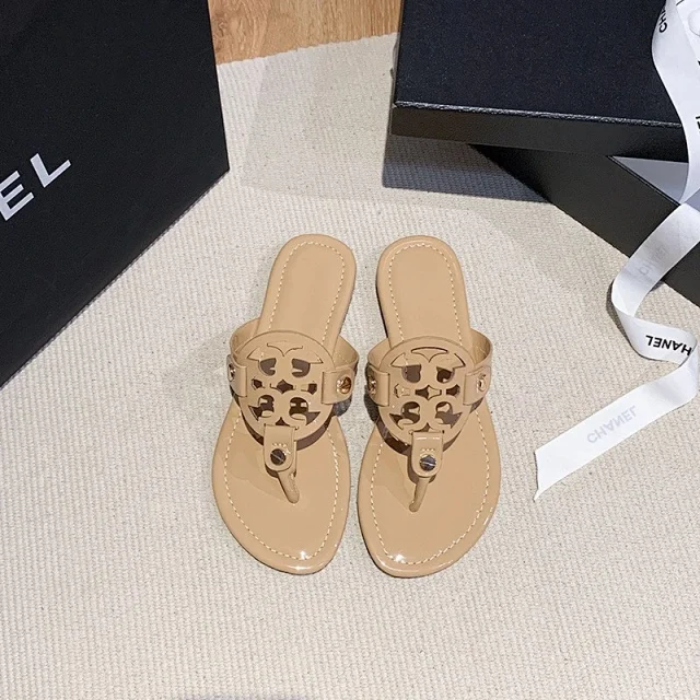 Tory Burch Sandals Flat thong with cutout double-T medallion product detail image 4