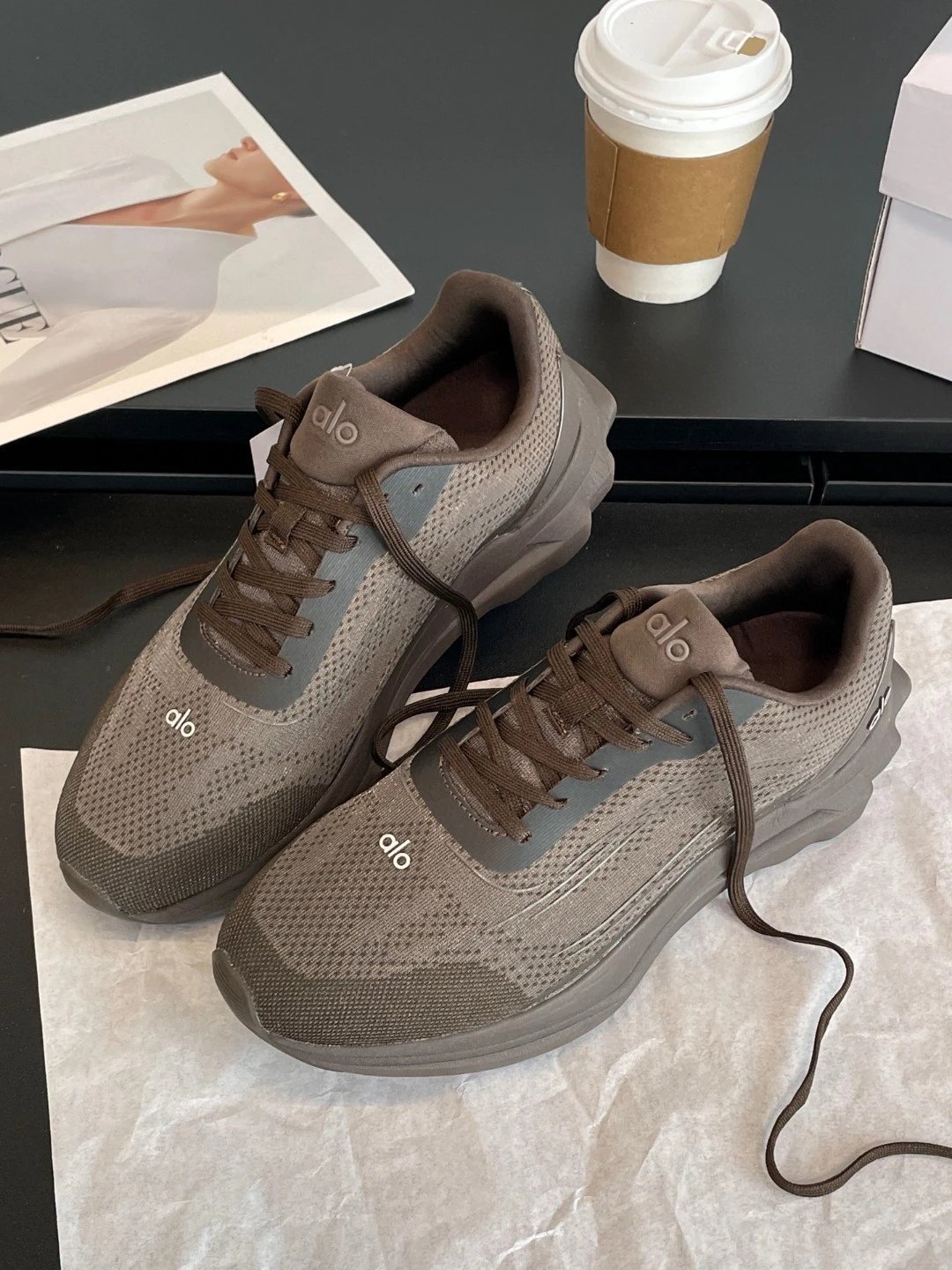 Alo Sneakers Runner — Coffee color