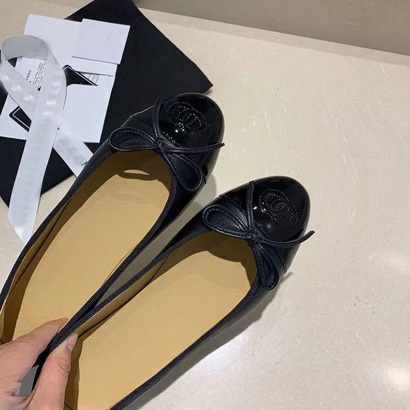 Chanel Casual Shoes Ballet Flats with Bow and CC Toe Logo — Black patent leather head