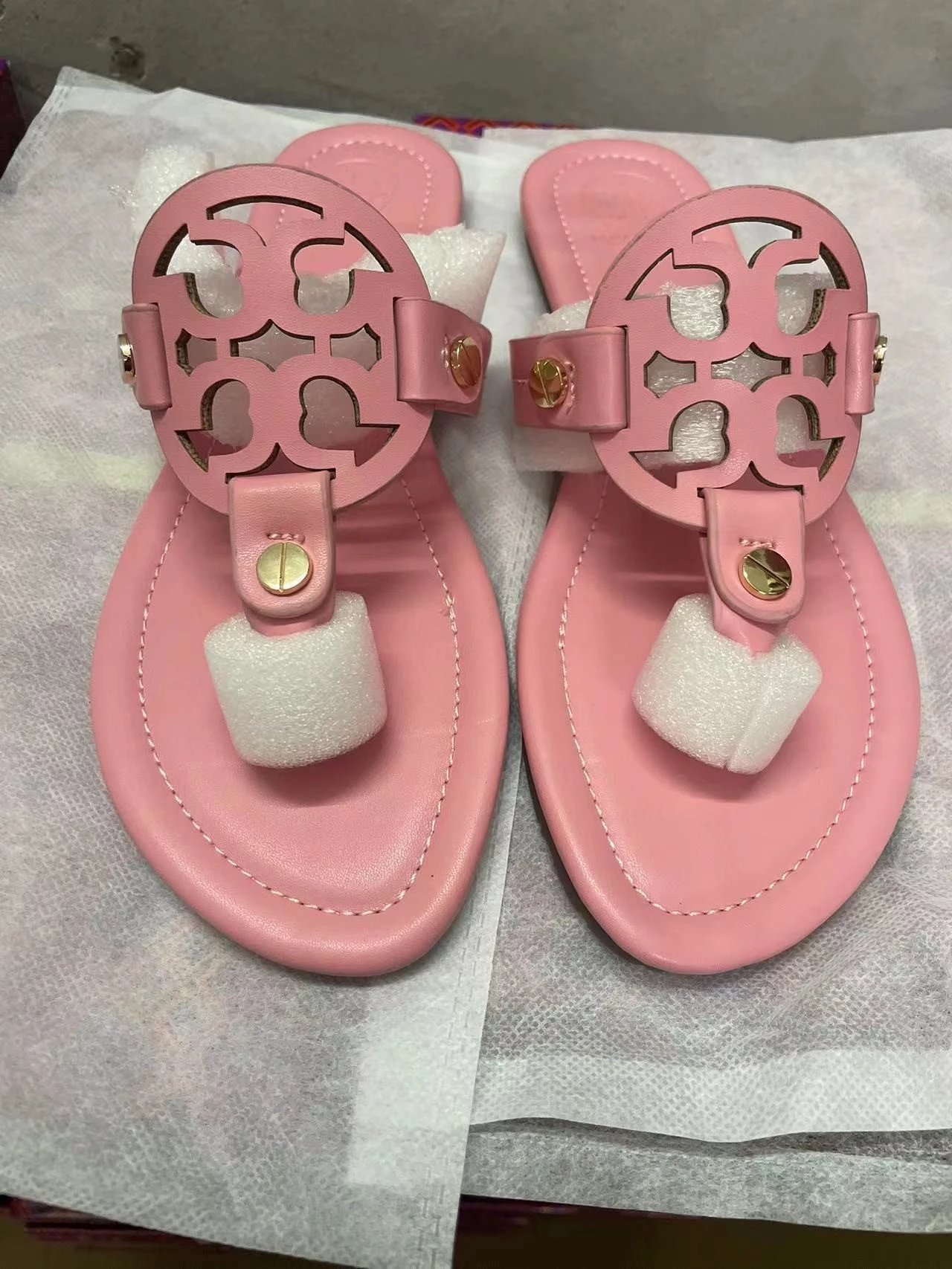 Tory Burch Sandals Flat thong with cutout double-T medallion — Pink matte