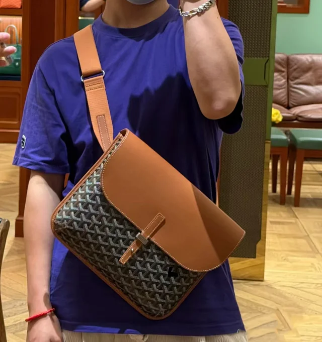 Goyard Crossbody Bags Flap Messenger Bag with Chevron Pattern product detail image 14