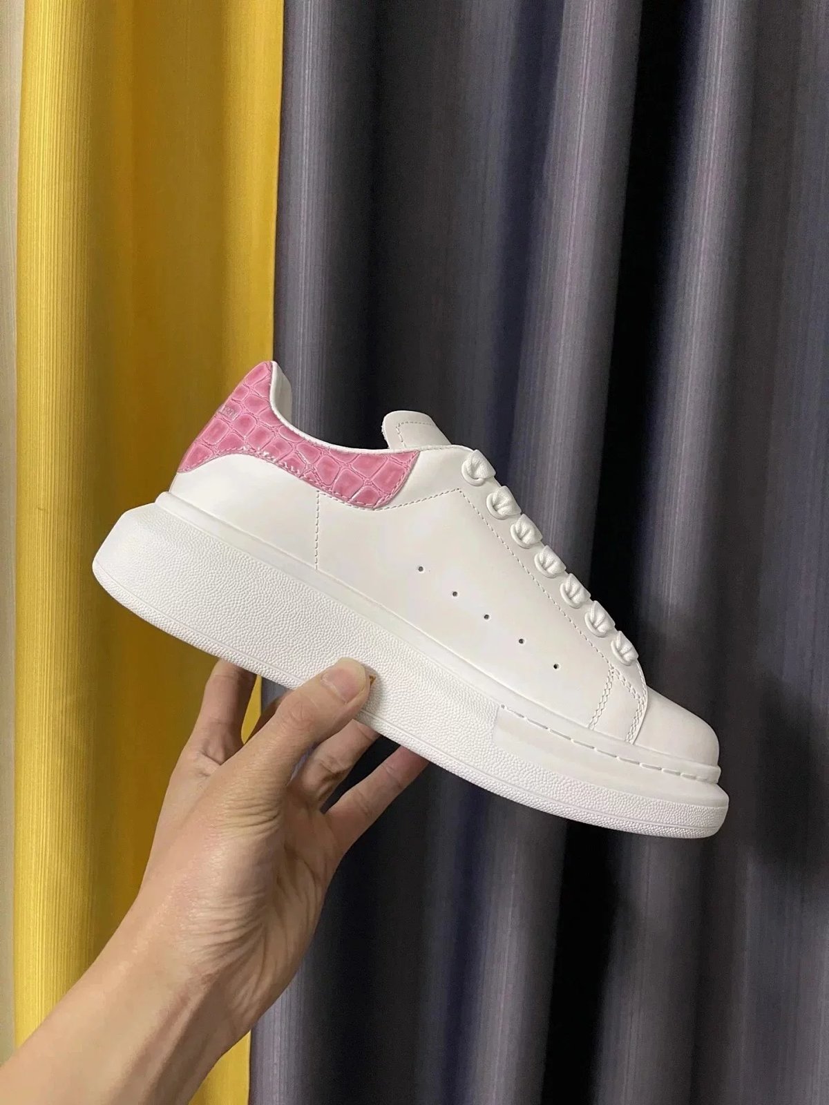 Alexander McQueen Oversized Sneakers White Blue Holographic Chunky Sneakers product detail 16 in Litbuy spreadsheet finds