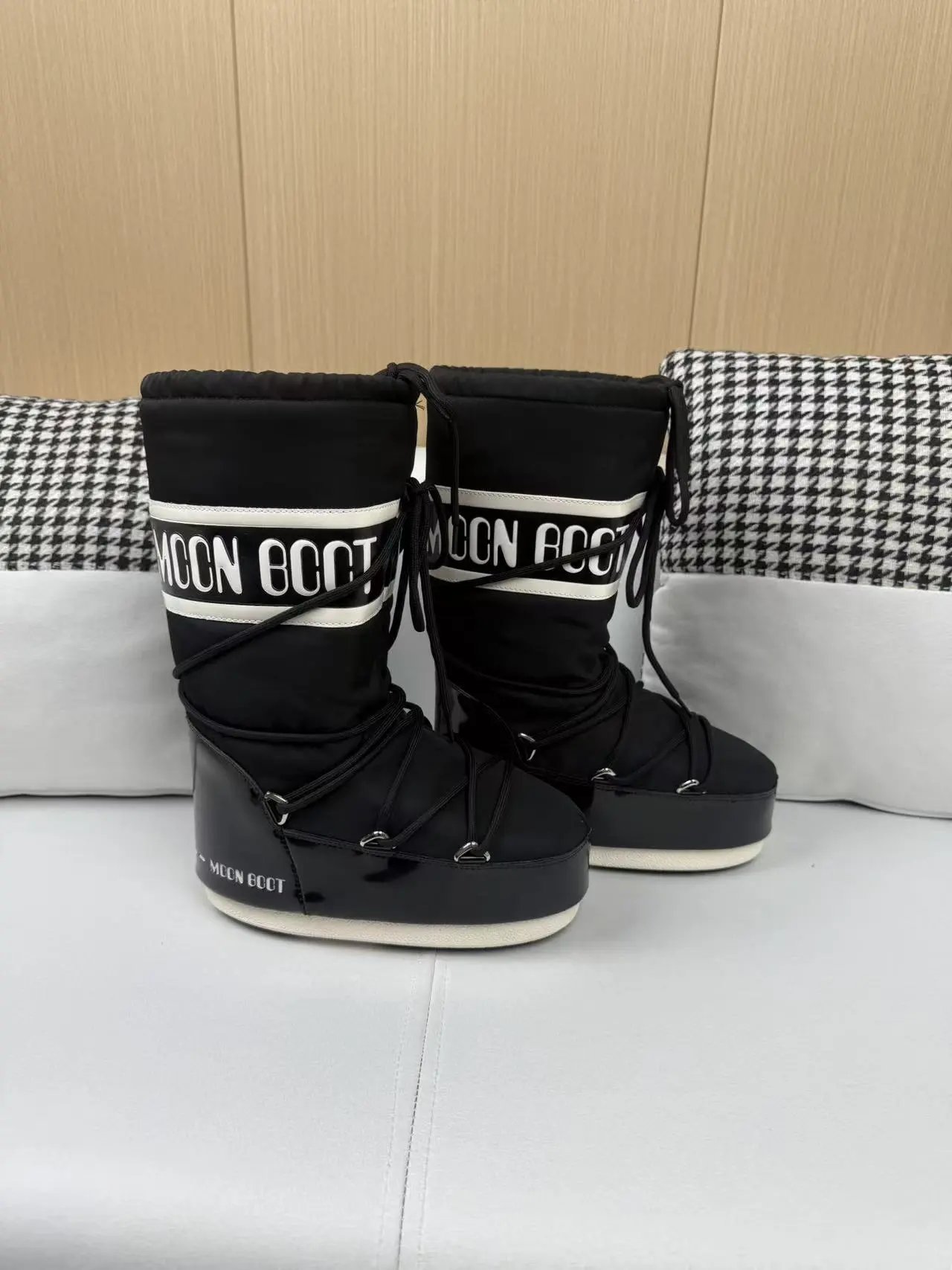 Design Moon Boot Classic Logo Black Snow Boots - 1