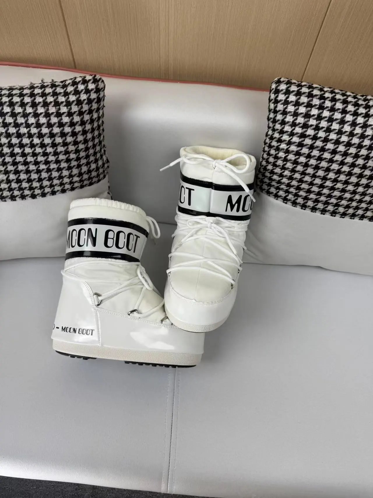 Design Moon Boot Shearling Wrap Boots White and Brown Snow Boots - 37