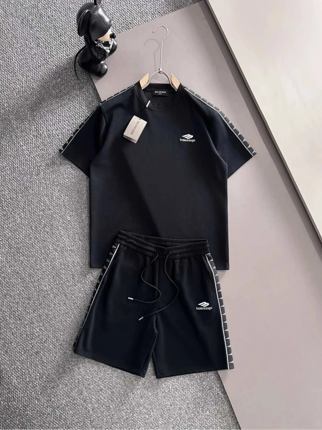 Balenciaga Matching Sets Short-Sleeve T-Shirt and Shorts Set — H511