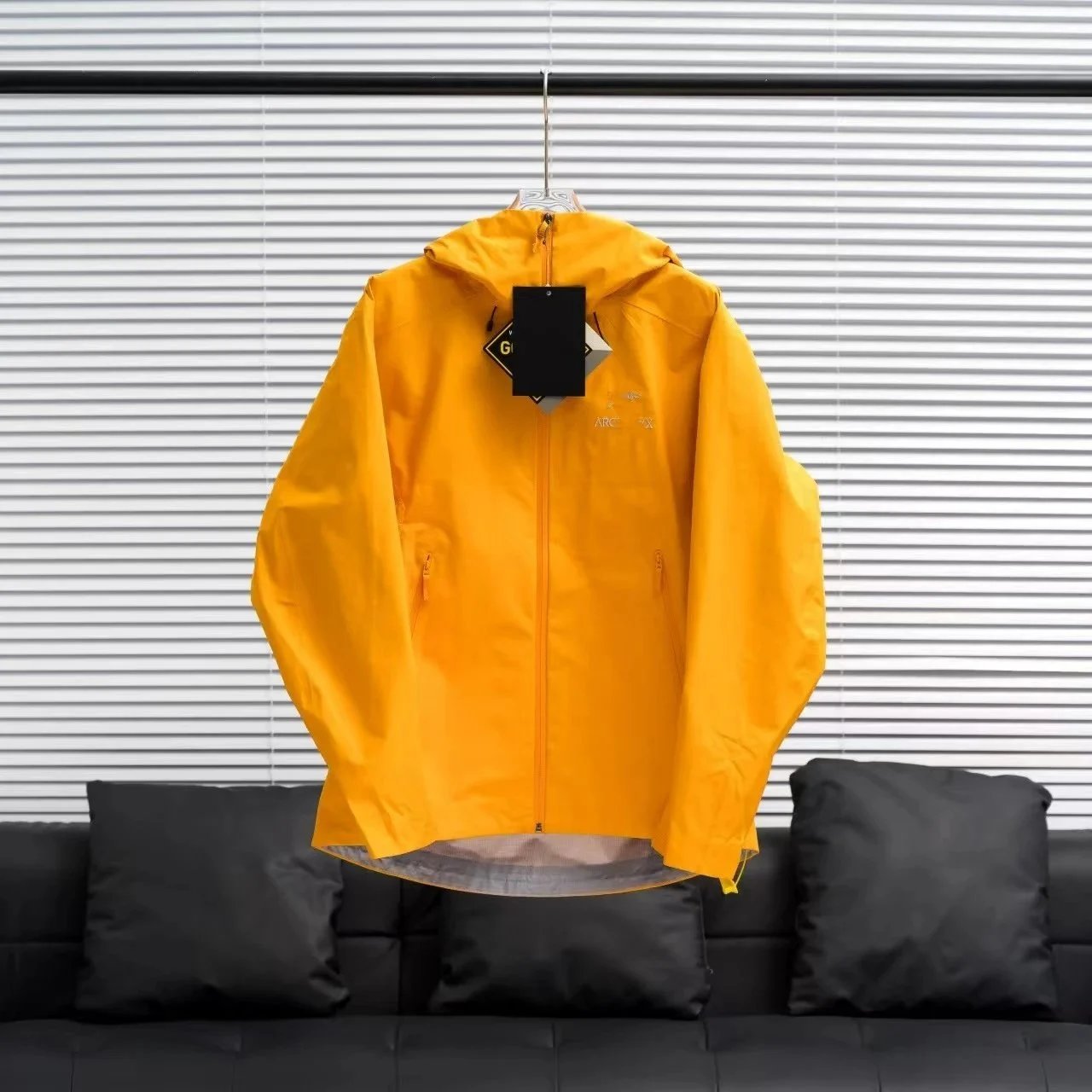 Nike Jackets Hooded color-block windbreaker jacket — ARC-Turmeric yellow