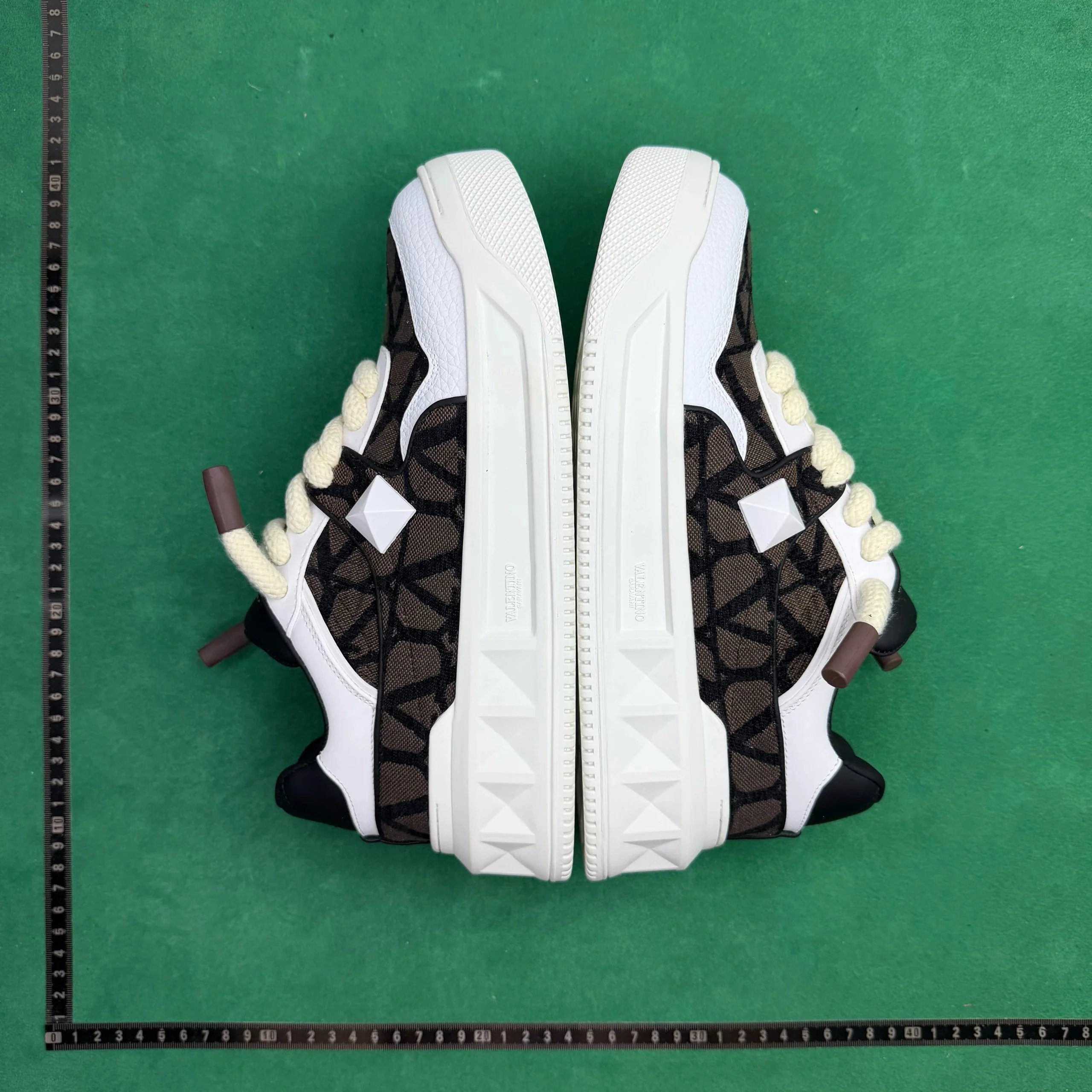 Valentino Garavani Sneakers Lace-Up Studded Low-Top — No. 2 Brown