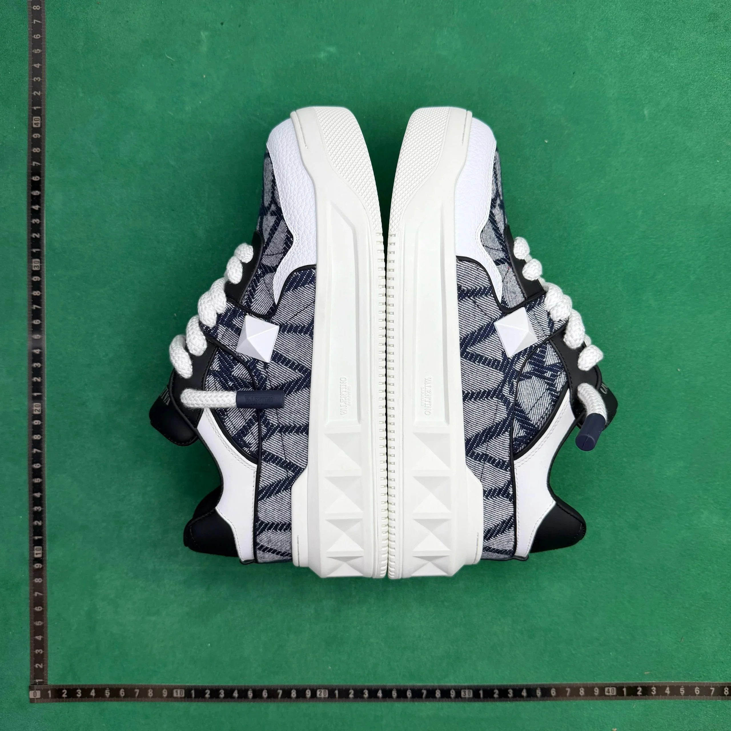 Valentino Garavani Sneakers Lace-Up Studded Low-Top — No. 5 blue-black