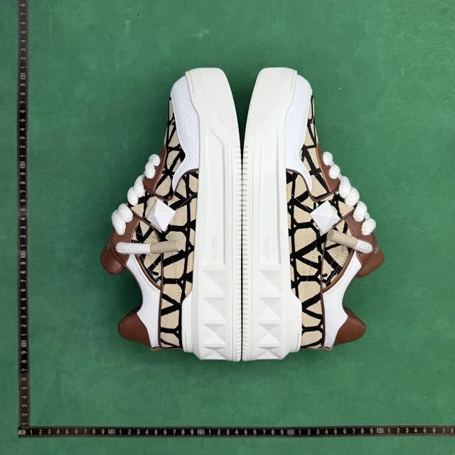 Valentino Garavani Sneakers Lace-Up Studded Low-Top product detail image 3
