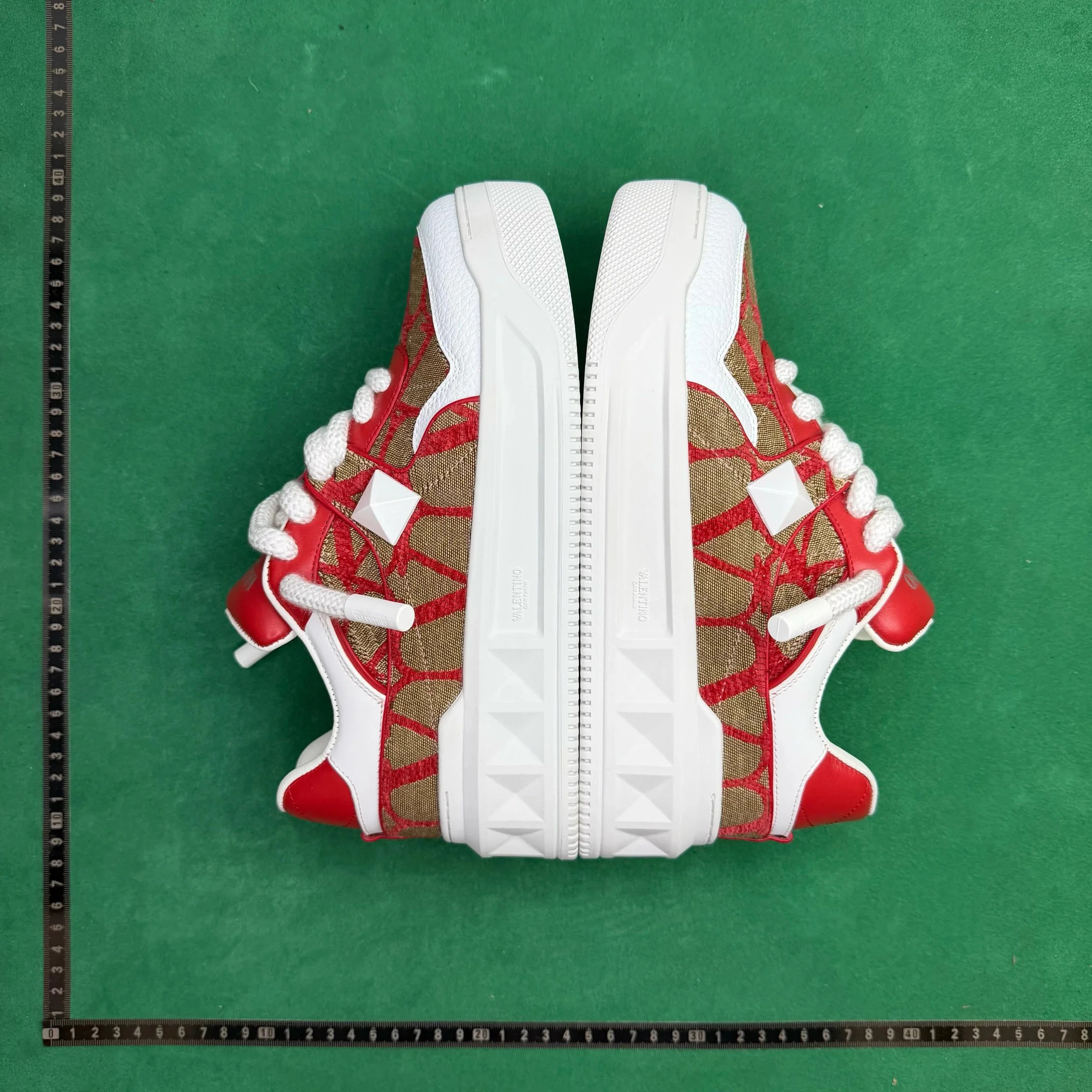 Valentino Garavani Sneakers Lace-Up Studded Low-Top — No. 8 red-beige