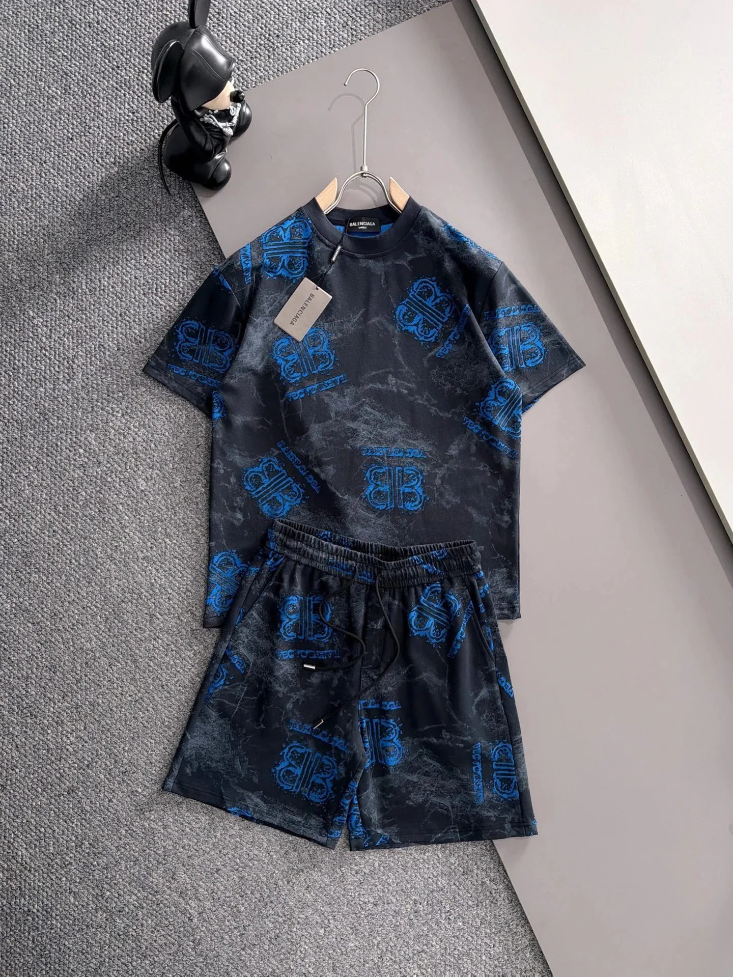 Balenciaga Matching Sets Short-Sleeve T-Shirt and Shorts Set — H505