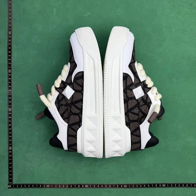Valentino Garavani Sneakers Lace-Up Studded Low-Top product detail image 2