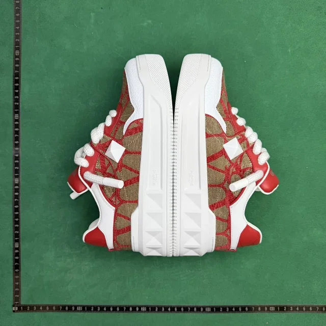 Valentino Garavani Sneakers Lace-Up Studded Low-Top product detail image 8