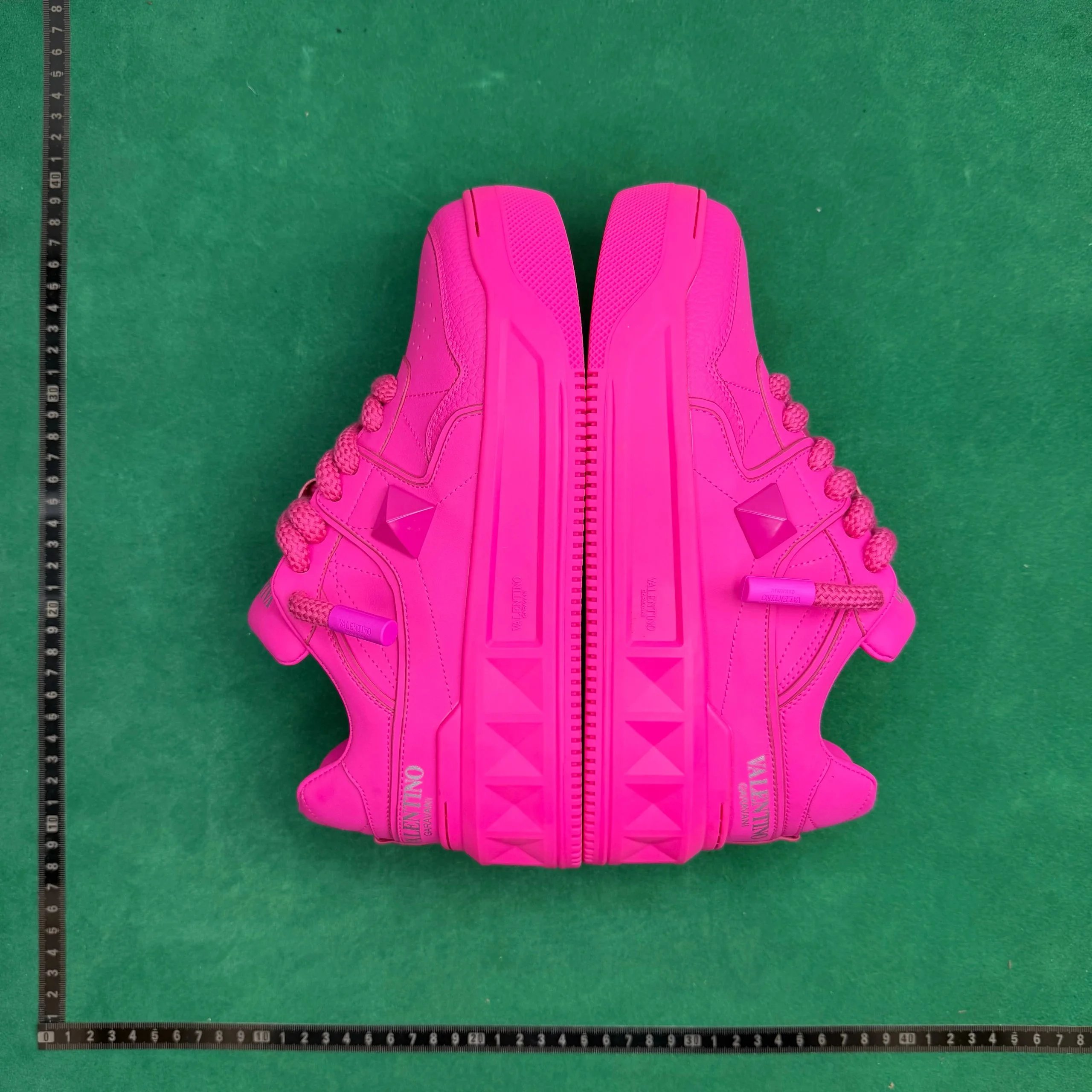 Valentino Garavani Sneakers Lace-Up Studded Low-Top — No. 10 pink