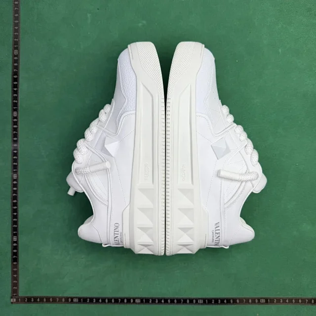 Valentino Garavani Sneakers Lace-Up Studded Low-Top product detail image 9