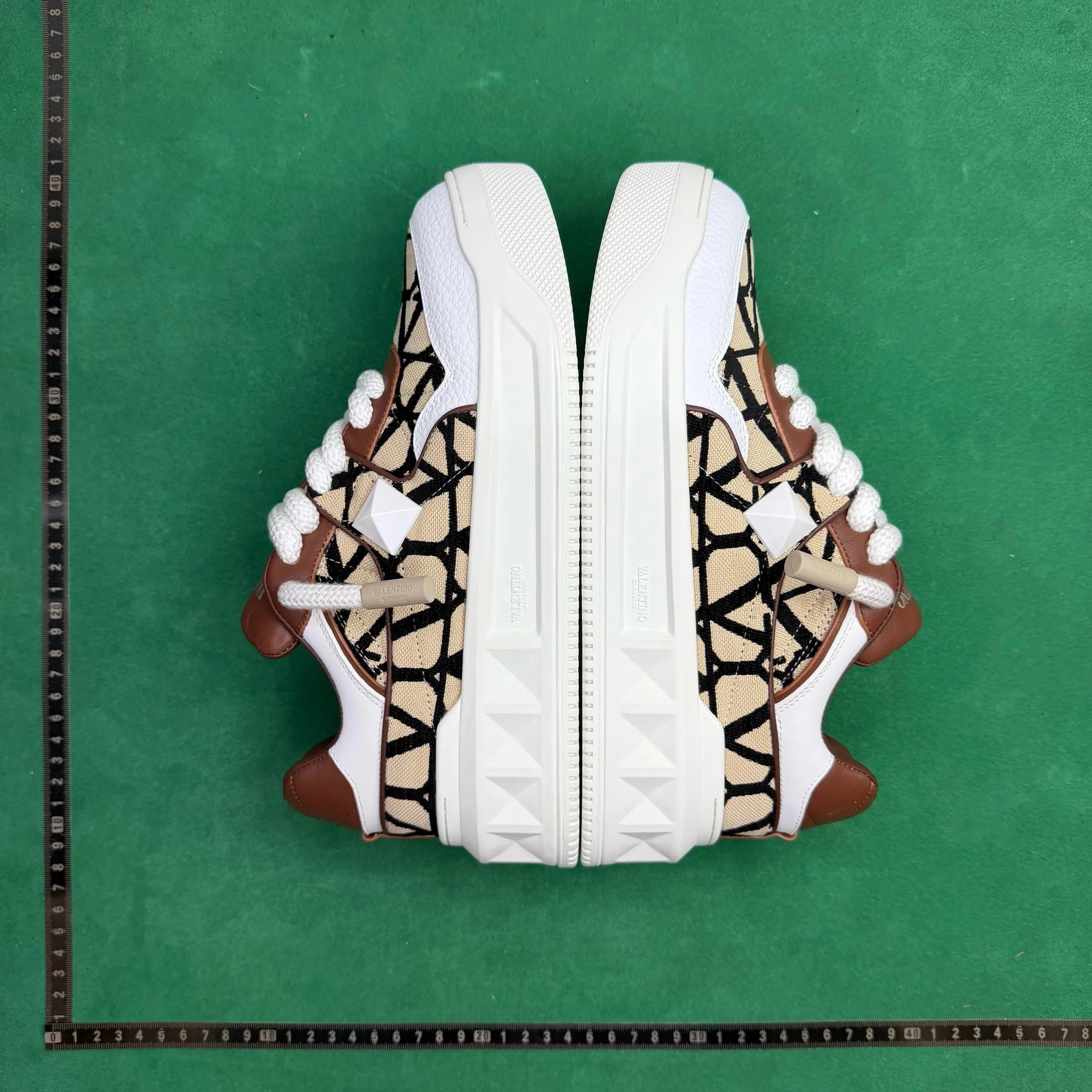 Valentino Garavani Sneakers Lace-Up Studded Low-Top — No. 3 rice black