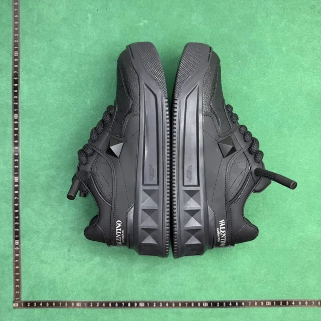 Valentino Garavani Sneakers Lace-Up Studded Low-Top product detail image 1