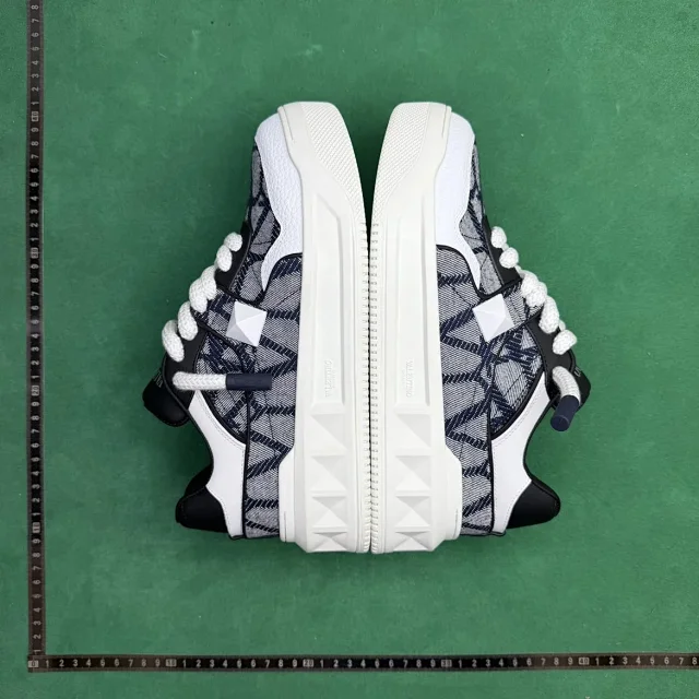 Valentino Garavani Sneakers Lace-Up Studded Low-Top product detail image 5