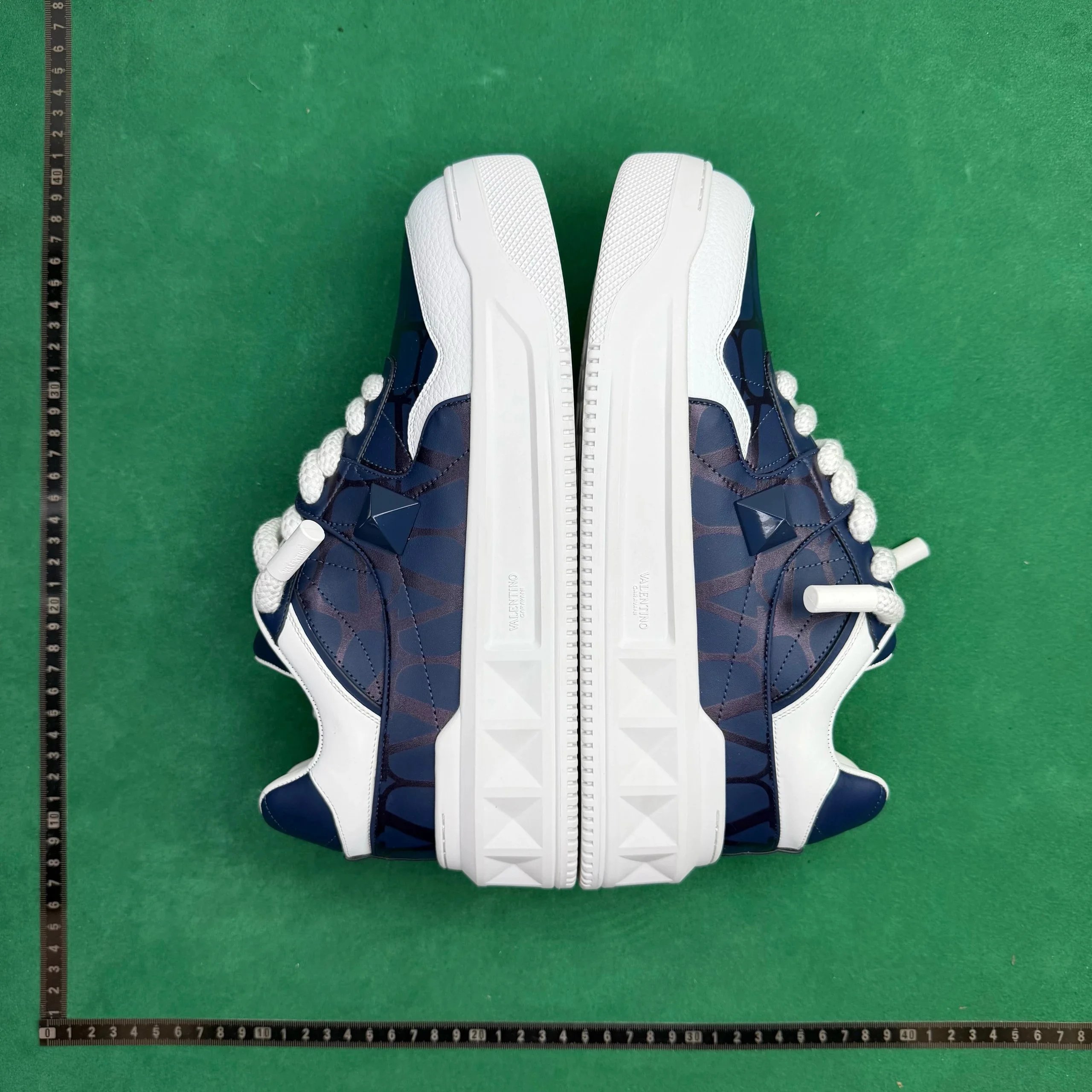 Valentino Garavani Sneakers Lace-Up Studded Low-Top — No. 7 Deep Sea Blue
