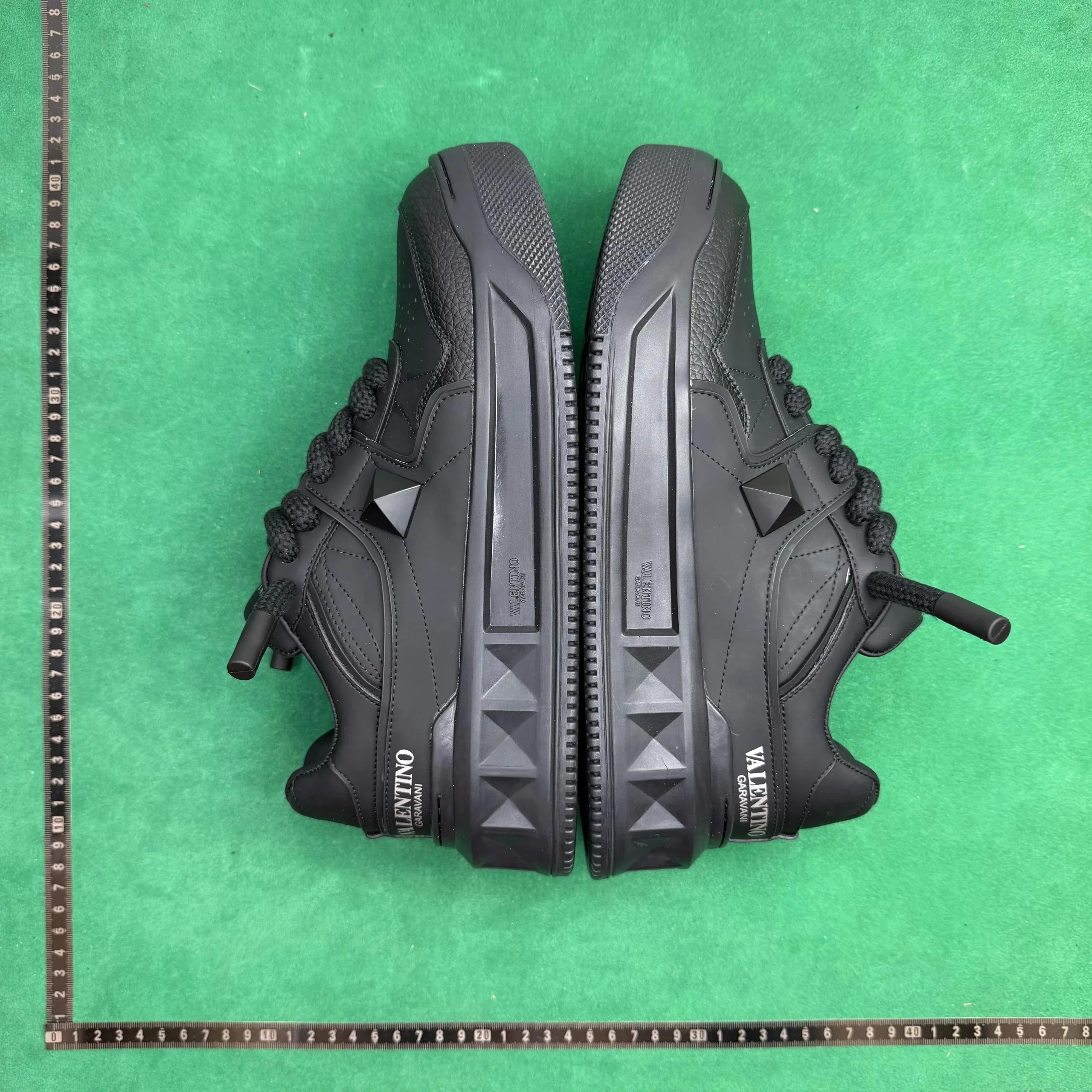 Valentino Garavani Sneakers Lace-Up Studded Low-Top — No. 1 black