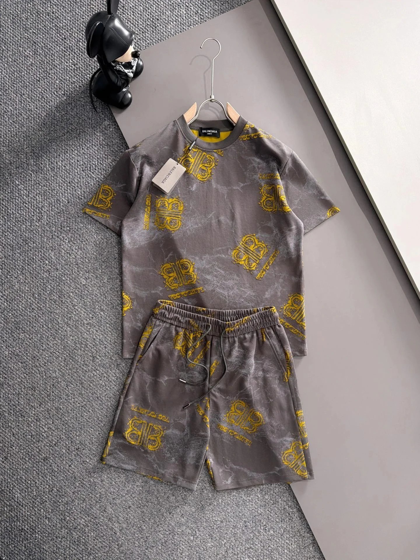 Balenciaga Matching Sets Short-Sleeve T-Shirt and Shorts Set — H504
