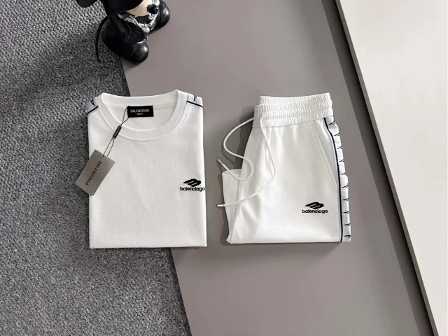 Balenciaga Matching Sets Short-Sleeve T-Shirt and Shorts Set product detail image 4