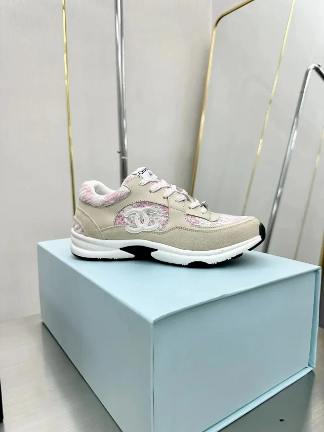 Chanel Sneakers Low-Top Lace-Up Logo product detail image 3
