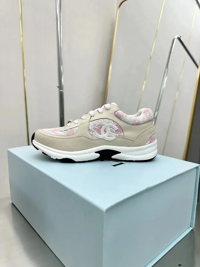 Chanel Sneakers Low-Top Lace-Up Logo product detail image 2