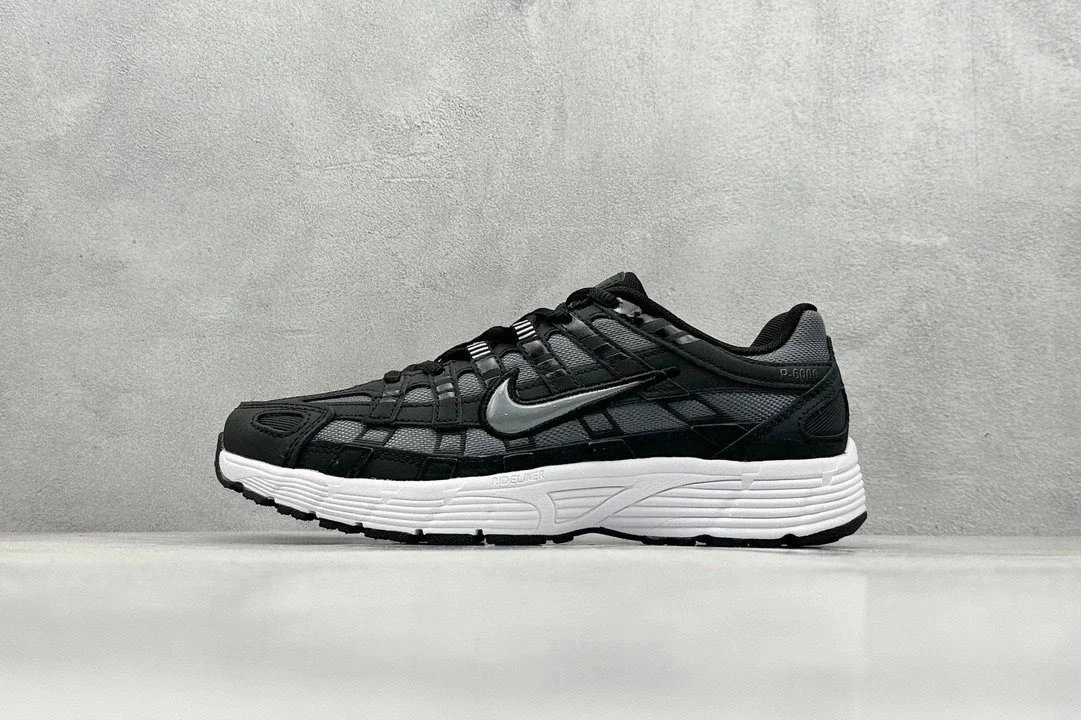 P60 Black White Sole