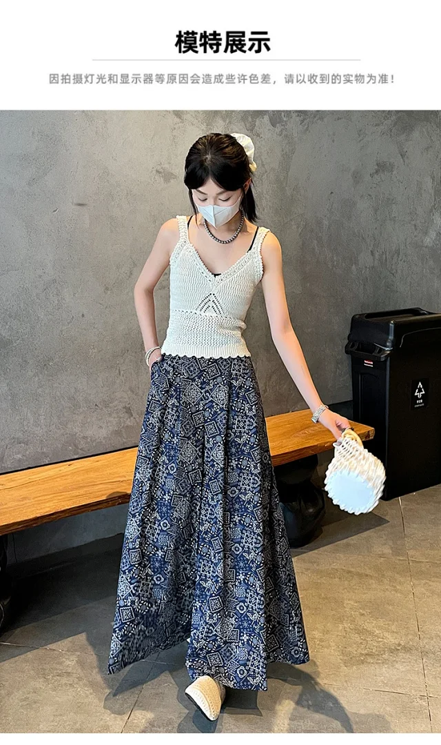 2025 Summer Women's French Retro Print A-line Wide-leg Capris Detail