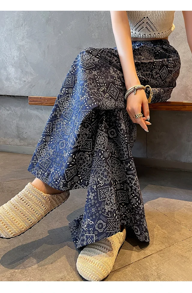 2025 Summer Women's French Retro Print A-line Wide-leg Capris Detail